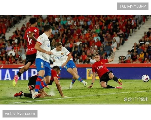 特写:比赛日清晨,球场管理团队为当晚对决所做的最后准备 特写:比赛日清晨,球场管理团队为当晚对决所做的最后准备